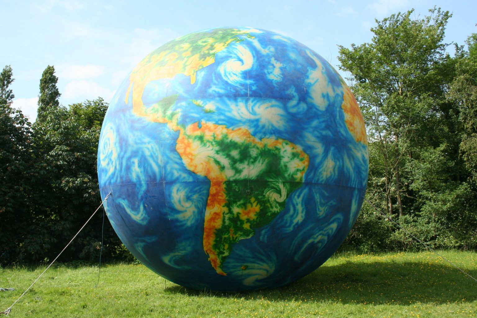 Планета воздушных шаров. Воздушная Планета. Самая красивая фото шара земли. Макет планеты земля с мяч подвесной.